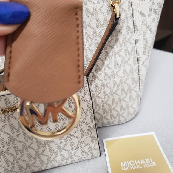 NWT Michael Kors Jet Set Travel Chain Shoulder Tote with wristlet set - Picture 4 of 10